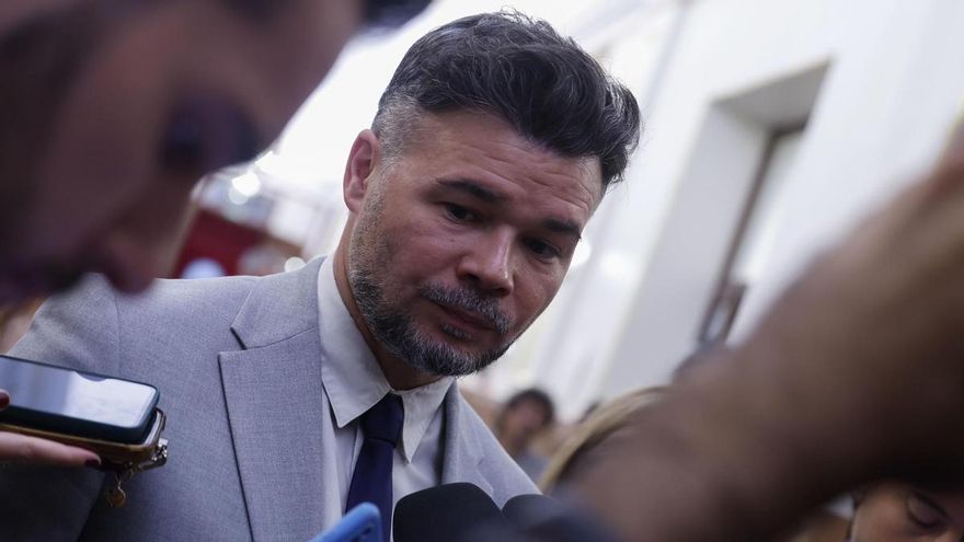 El portavoz de ERC Gabriel Rufián atiende a la prensa durante el pleno del Congreso, este miércoles.