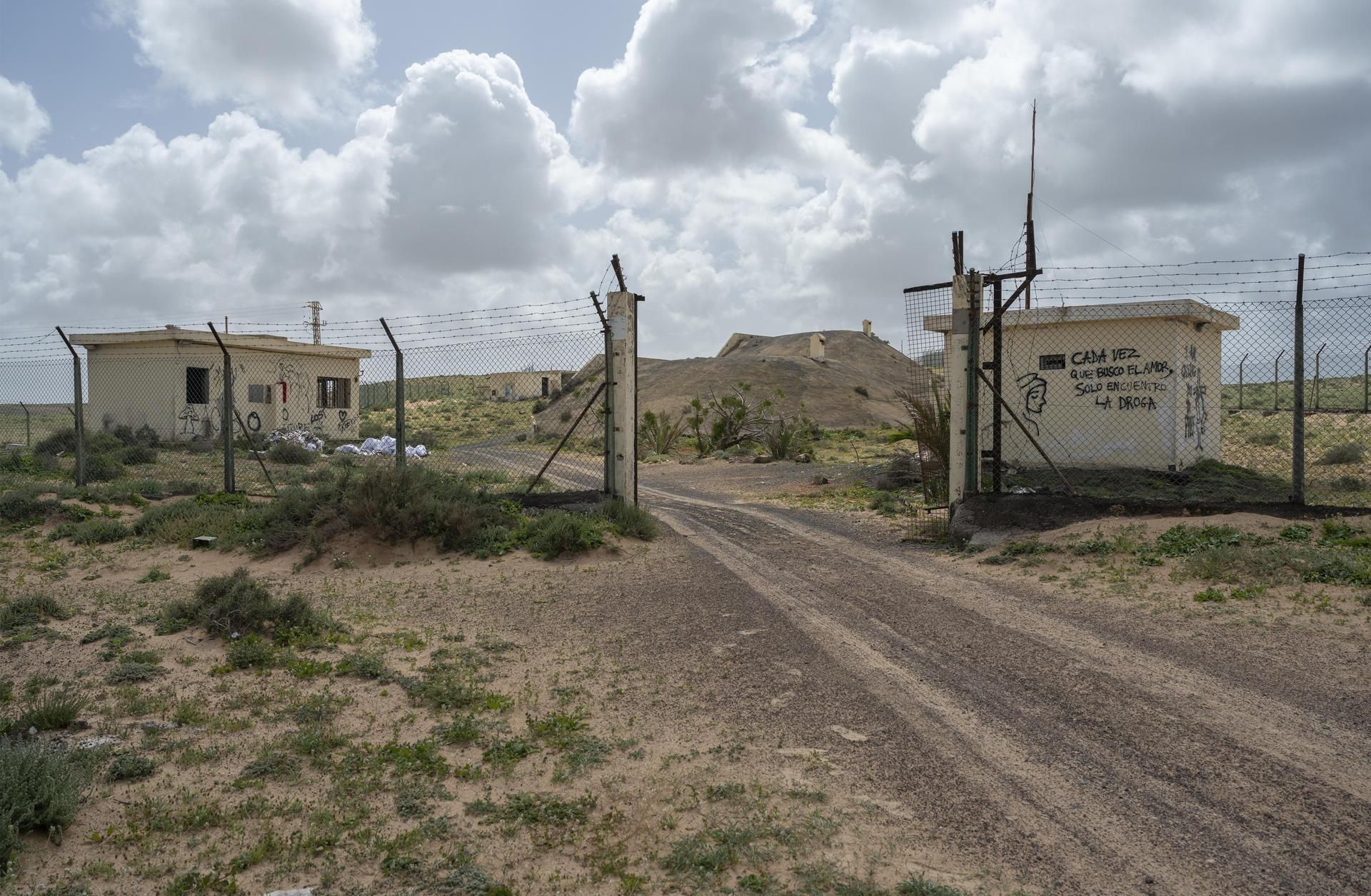 Actualmente es usado para fiestas cuyo ruido, junto a las vallas, el tráfico de coches y las torretas de luz, son un peligro para las aves que habitan el lugar, especialmente para la hubara, en peligro de extinción, y el corredor sahariano.