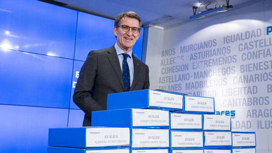 El presidente de la Xunta de Galicia, Alberto Núñez Feijóo, posa en la entrega de los avales necesarios para formalizar su candidatura en la sede nacional del PP, en la calle Génova, a 9 de marzo de 2022, en Madrid (España).