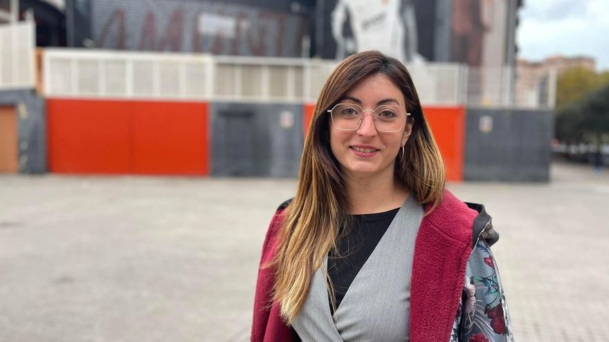 Lucía Beamud junto al estadio de Mestalla.