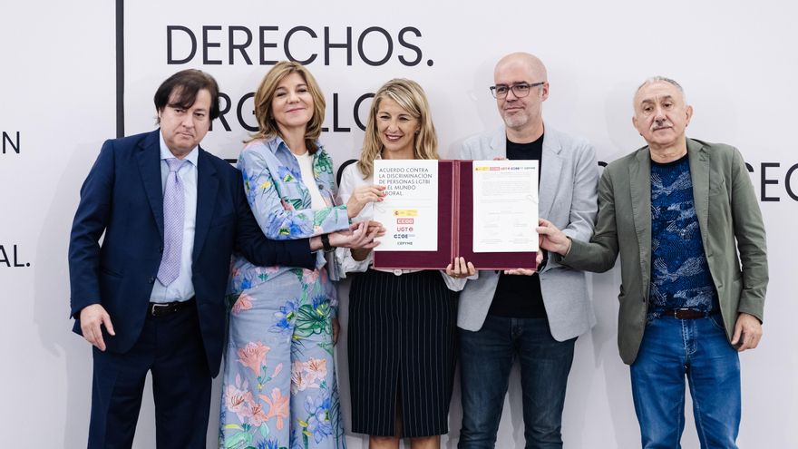 Trabajo, sindicatos y patronal firman un acuerdo "pionero en el mundo" contra la discriminación LGTBI en las empresas