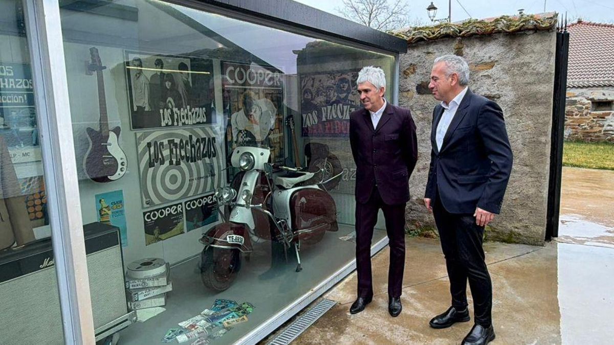 Nicanor Sen acompañado por Alex Cooper en el Museo de la Fundación Club 45.