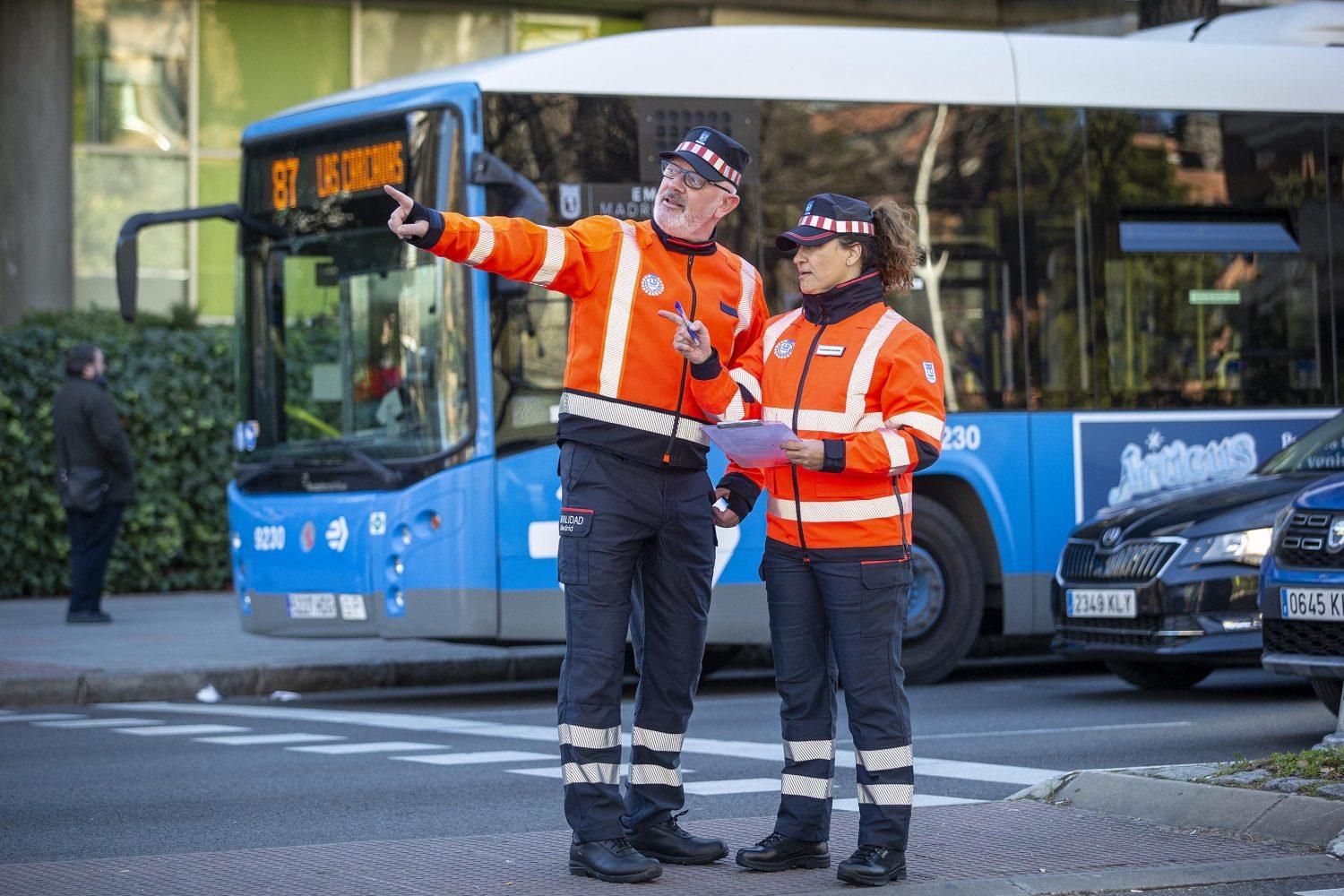 Dos agentes de movilidad con el nuevo uniforme