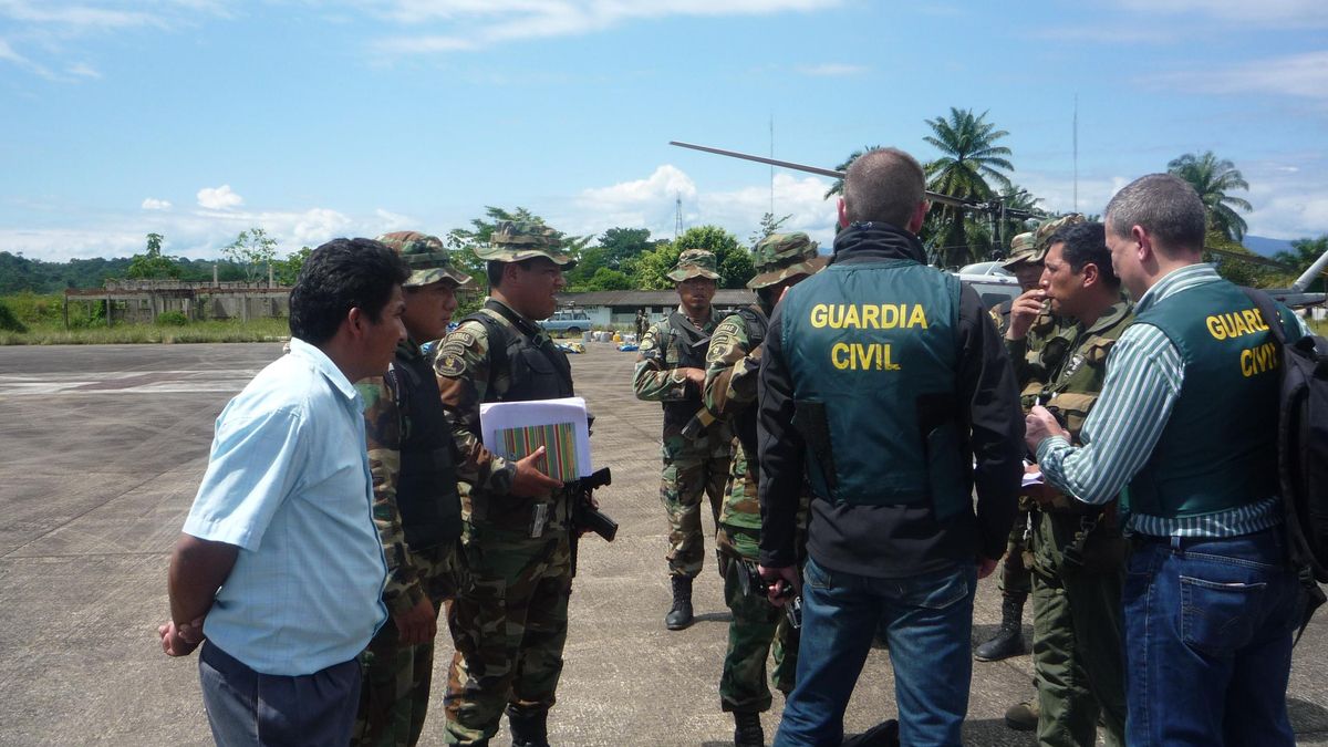Agentes de la UCO de la Guardia Civil que participaron en el rescate, junto a soldados del ejército boliviano.