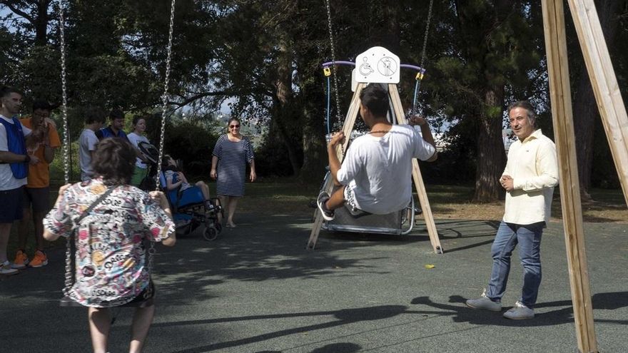 Archivo - El alcalde de Camargo, Diego Movellán, visita el campus inclusivo de Parayas