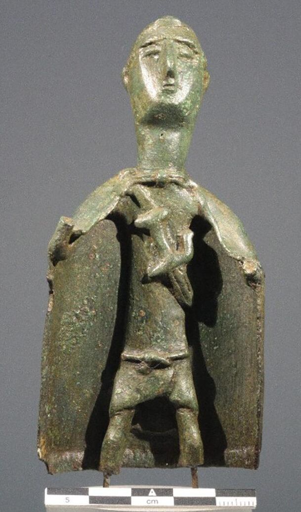 Pequeña estatuilla de bronce con daga y manto procedente del importante santuario sardo de Santa Vittoria, cerca de Serri