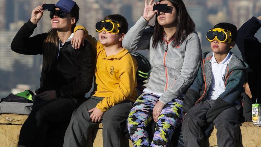 Santiago se paraliza para mirar al cielo y presenciar el eclipse solar