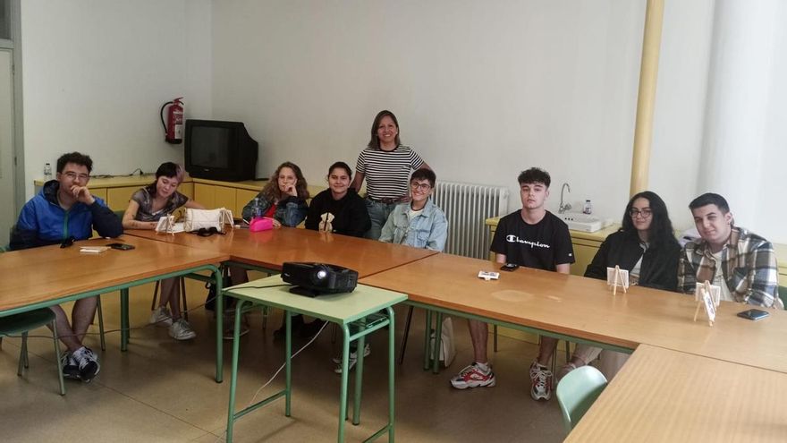 Jóvenes que aprovechan el verano para mejorar su inglés con una fórmula "más dinámica y participativa" en Villablino