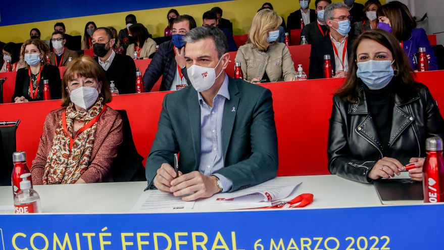 (I-D) La presidenta del Comité, Cristina Narbona, el presidente del Gobierno y secretario general del PSOE, Pedro Sánchez, y la vicesecretaria general, Adriana Lastra Fernández, presiden la reunión del Comité Federal del PSOE,