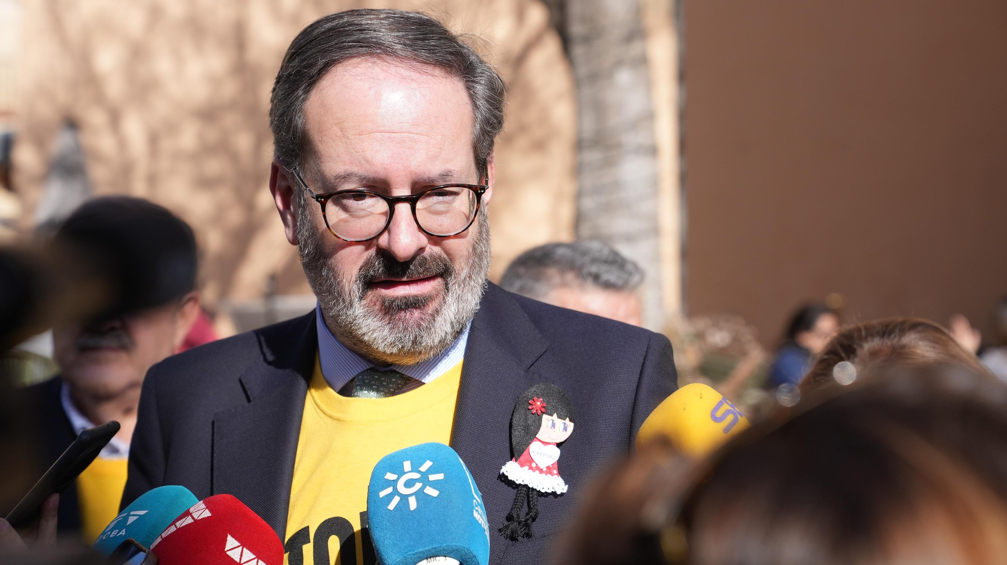 Córdoba abraza la Mezquita Catedral por las enfermedades raras