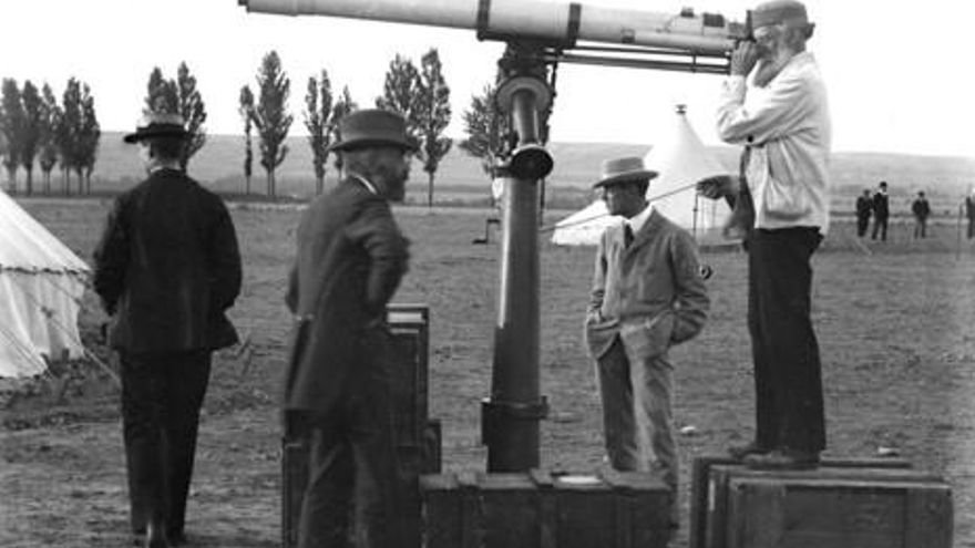 El eclipse de 1905 en Cantabria: cristales ahumados con cerillas, camas a cien pesetas y trenes abarrotados