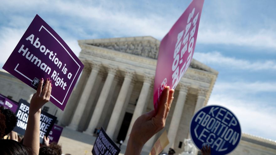 El Tribunal Supremo de Estados Unidos revoca la histórica sentencia que garantizaba el derecho al aborto
