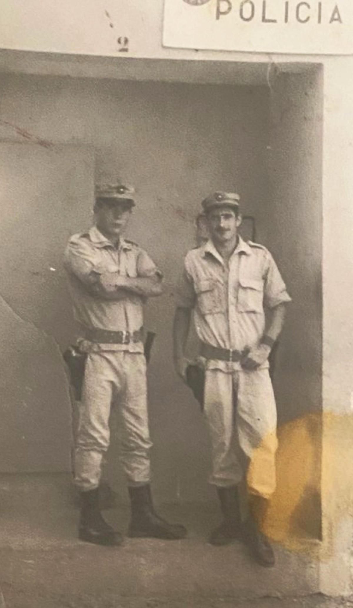 Dos policías en el antiguo Sáhara español.