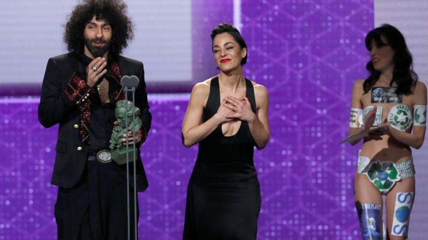 La directora Nata Moreno (c) y el violinista Ara Malikian reciben el Goya a la mejor película documental, por "Una vida entre las cuerdas", durante la gala de entrega de los Premios Goya 2020 que se celebra hoy sábado en el Palacio de los Deportes José María Martín Carpena, en Málaga.