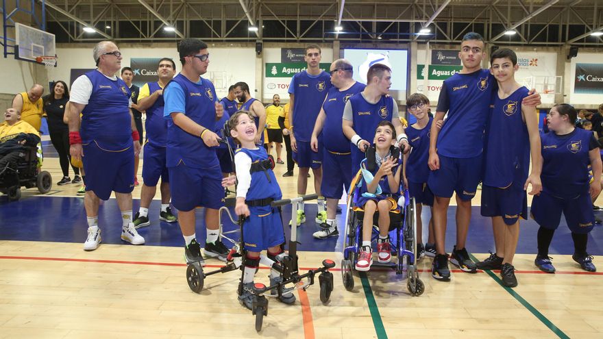 Varios de los participantes en el partido, posan junto a Pepe