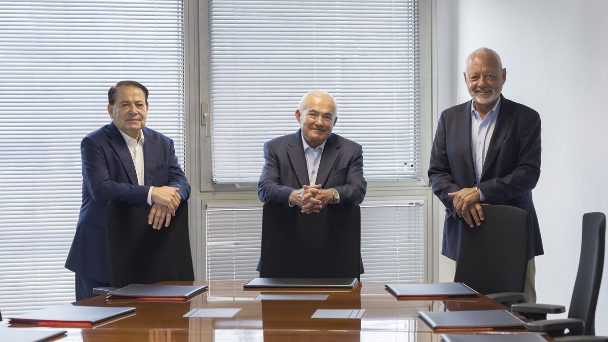 José Abraham y Andrés Domínguez, fundadores de HiperDino y Javier Puga, consejero delegado.
