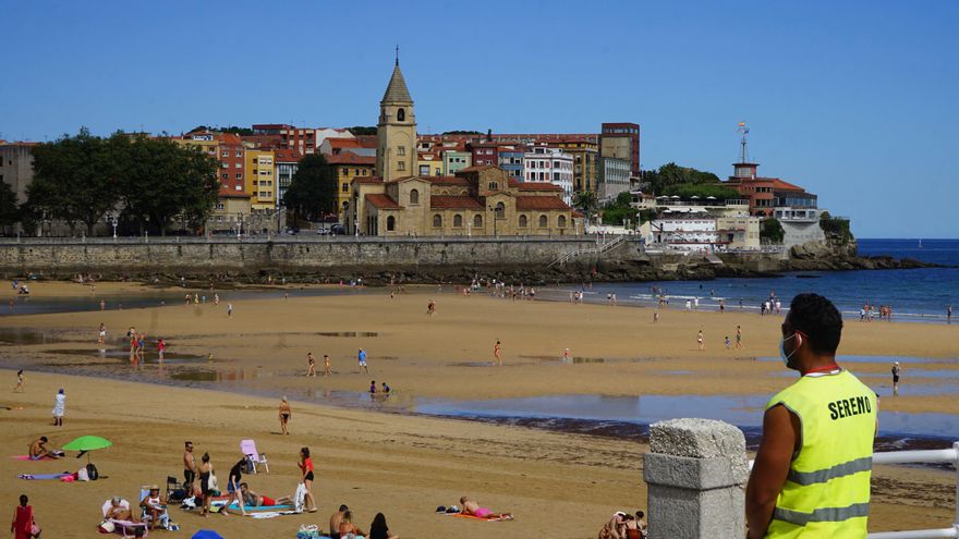 Vigilante de la playa de San Lorenzo en Gijón