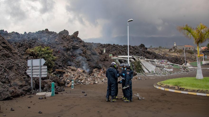 Miembros de la UME midiendo los gases de la colada que se ha frenado en Todoque. / UME