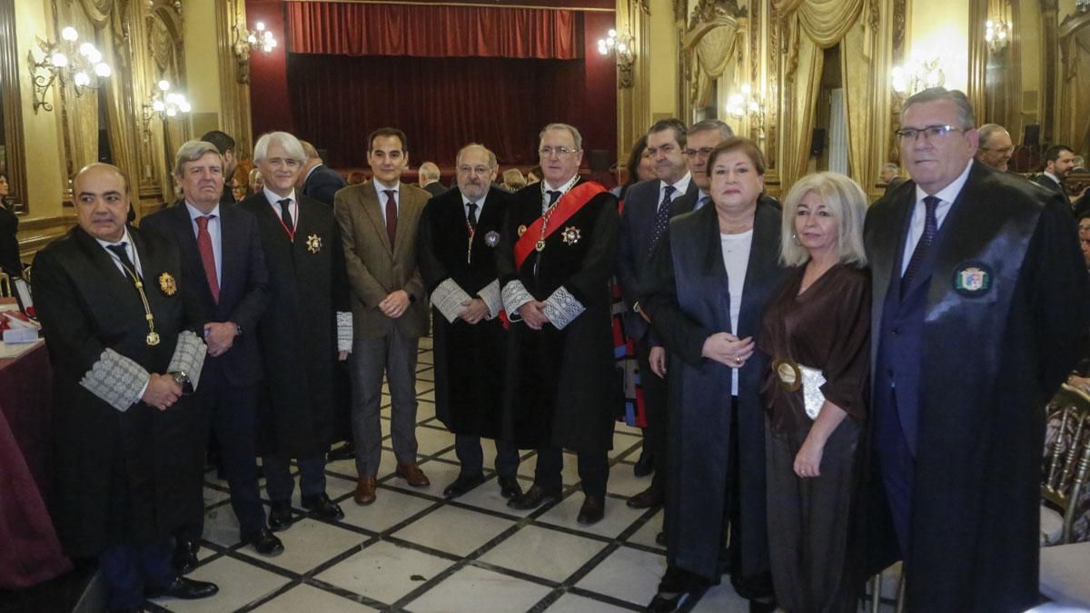 Imposición de las Medallas al Mérito en el Servicio de la Abogacía a María Victoria García de la Cruz y Pineda de las Infantas y José María Sánchez Aroca