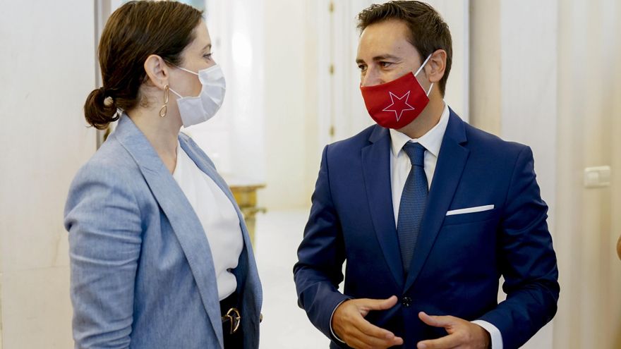 La presidenta de la Comunidad de Madrid, Isabel Díaz Ayuso, y el nuevo consejero de Políticas Sociales, Javier Luengo.
