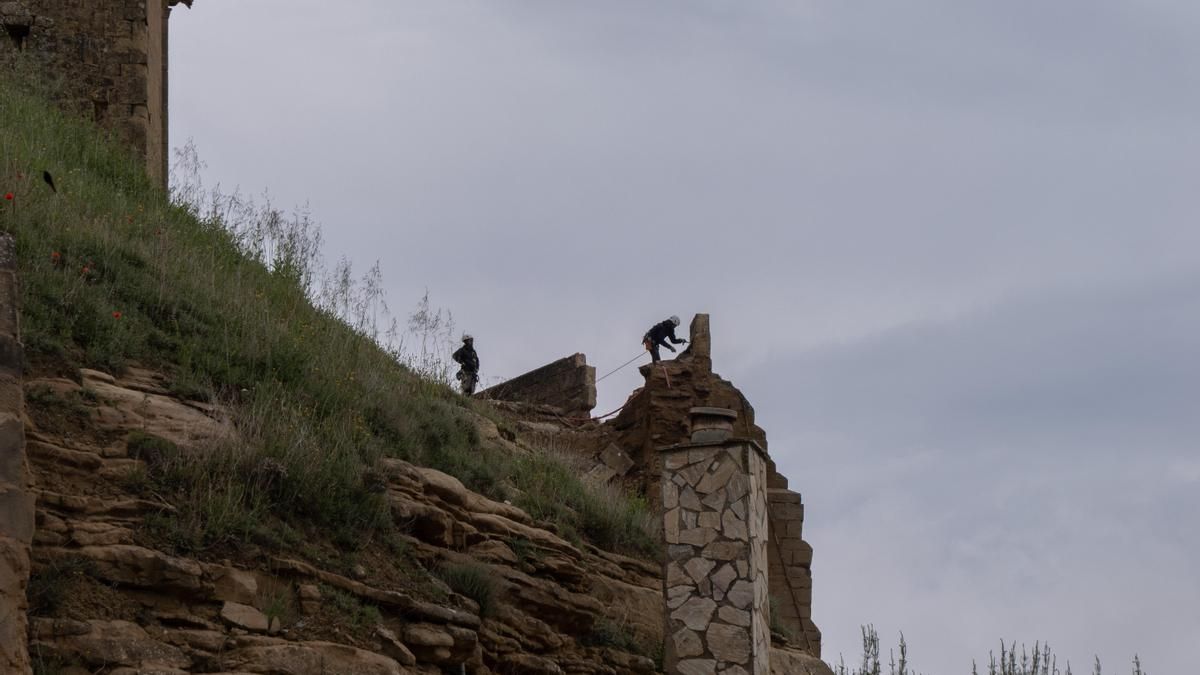 Técnicos trabajando en el derrumbe en el recinto fortificado de San Vicente