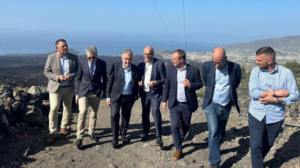 Ángel Víctor Torres junto a otras autoridades en la visita a la zona afectada por el volcán de La Palma.