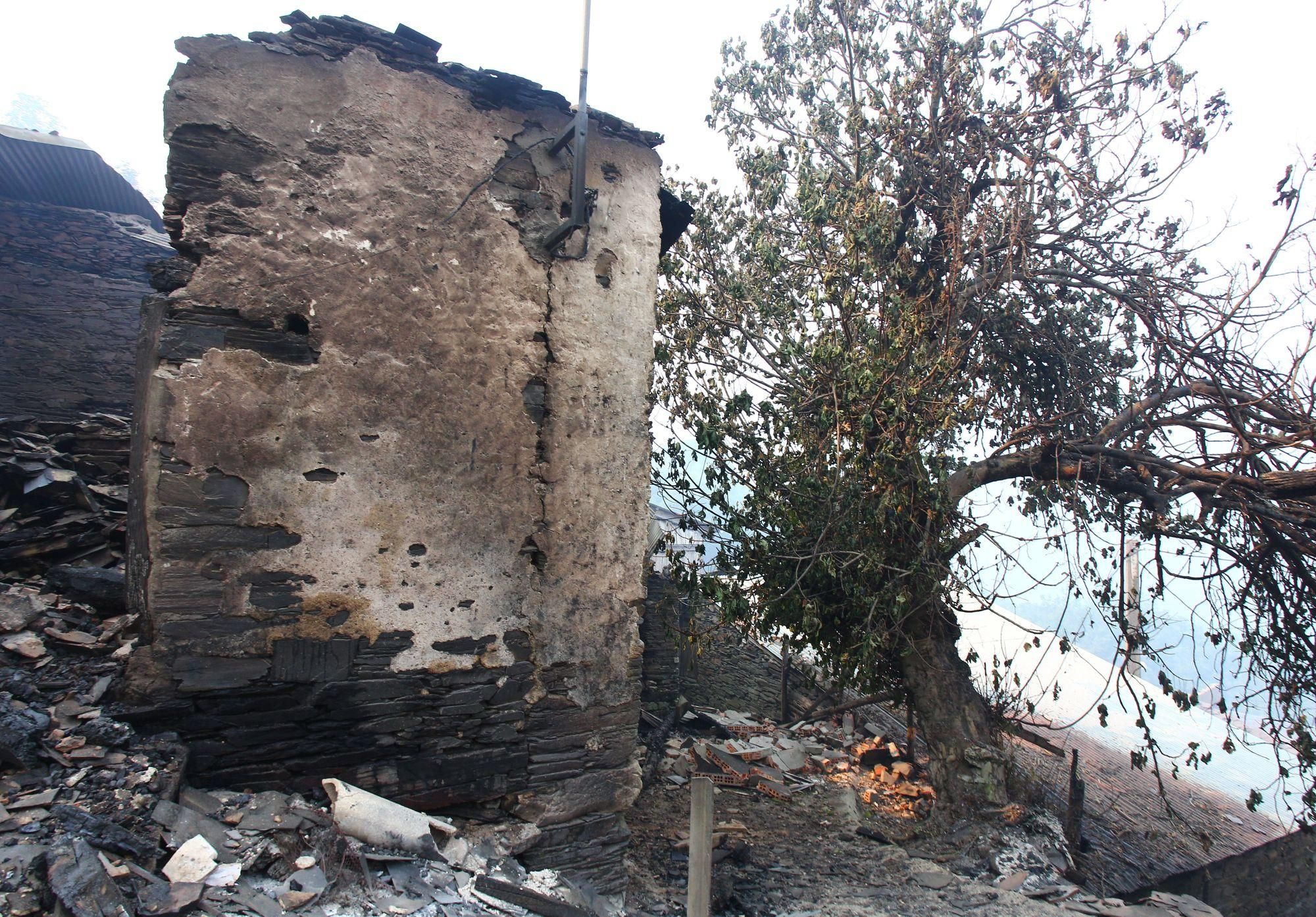 Las llamas calcinan el pueblo de Lusío en El Bierzo