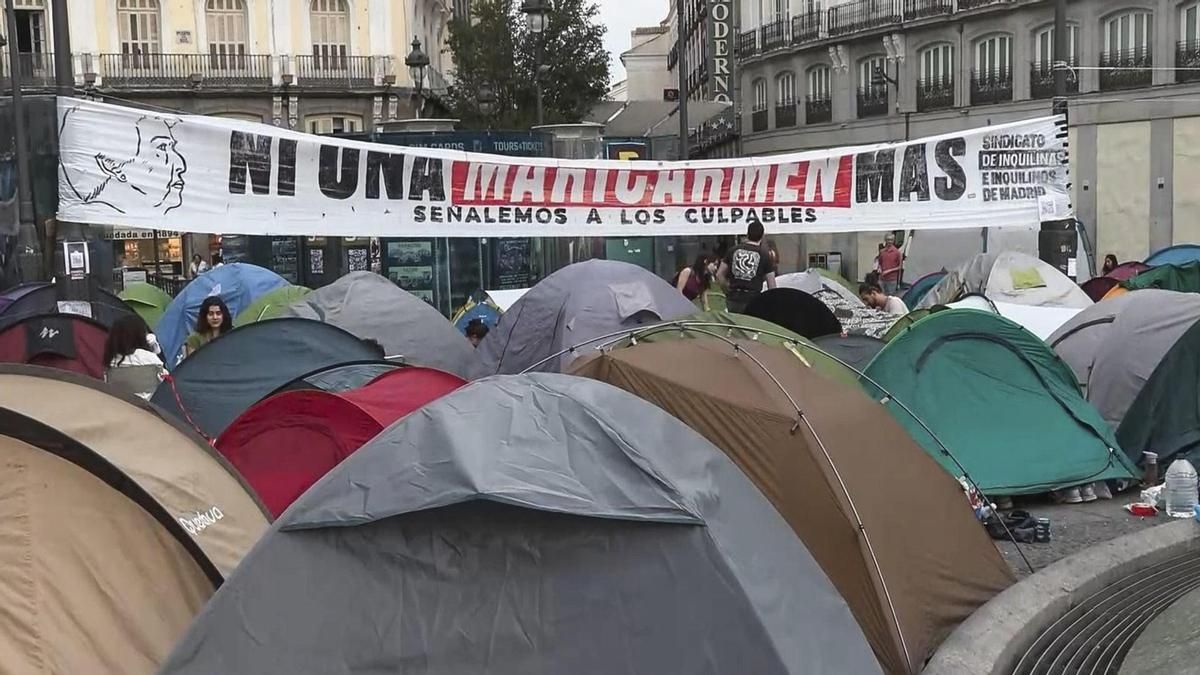 Imagen de la acampada en la madrileña Puerta del Sol, este lunes. EFE/Santiago Castro