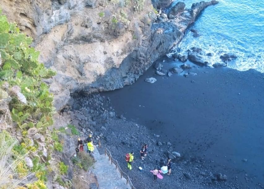 Bomberos y personal sanitario en la playa de Puerto Trigo. BOMBEROS LA PALMA
