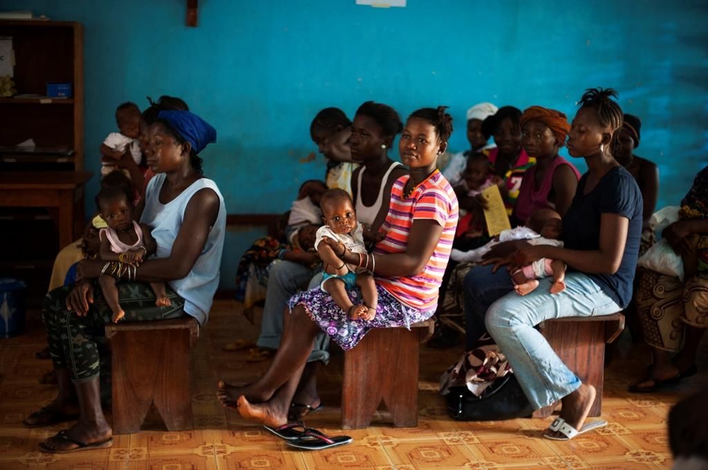 Madres esperan en la clínica de Bo, Sierra Leona. La falta de personal cualificado, el Ministerio de Salud sólo cuenta con 3 obstretas/ginecólogos en todo el país, dificulta una atención adecuada. Fotografía: Lynsey Addario/ VII