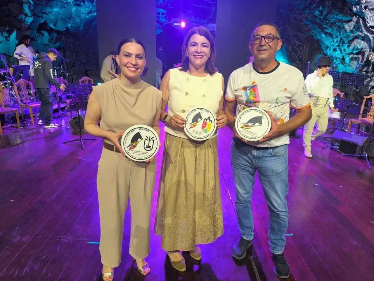 Entrega de una detalle institucional.