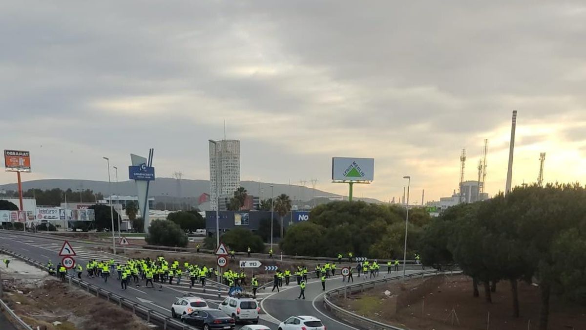 Nuevos cortes en la A-7 en Los Barrios (Cádiz) de los trabajadores de Acerinox en huelga por el convenio colectivo.