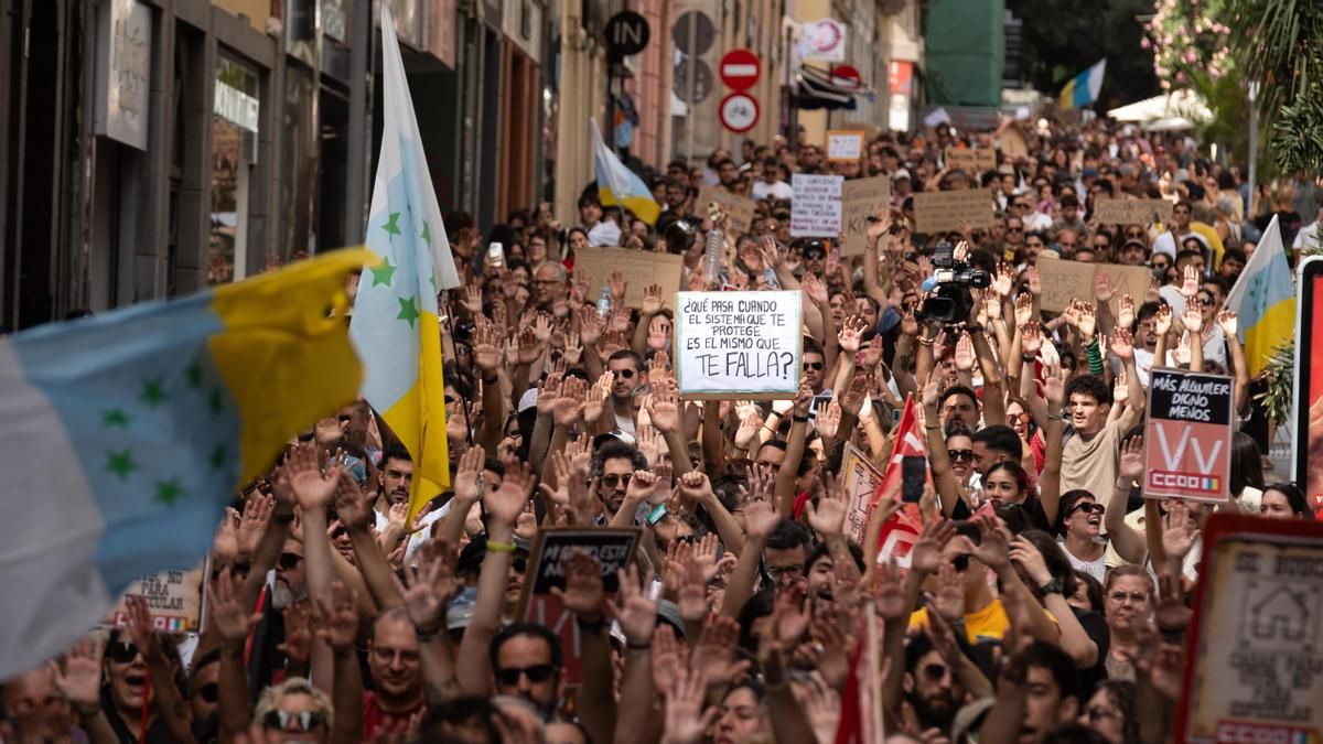 Canarias cierra un fin de semana histórico de protestas por la vivienda: "Tu Airbnb era mi casa''