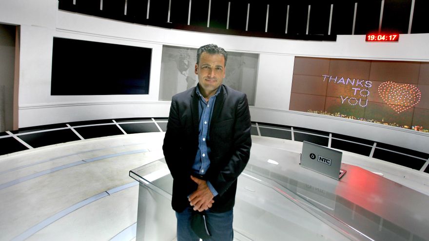 El director general de À Punt, Alfred Costa, en el plató de informativos.