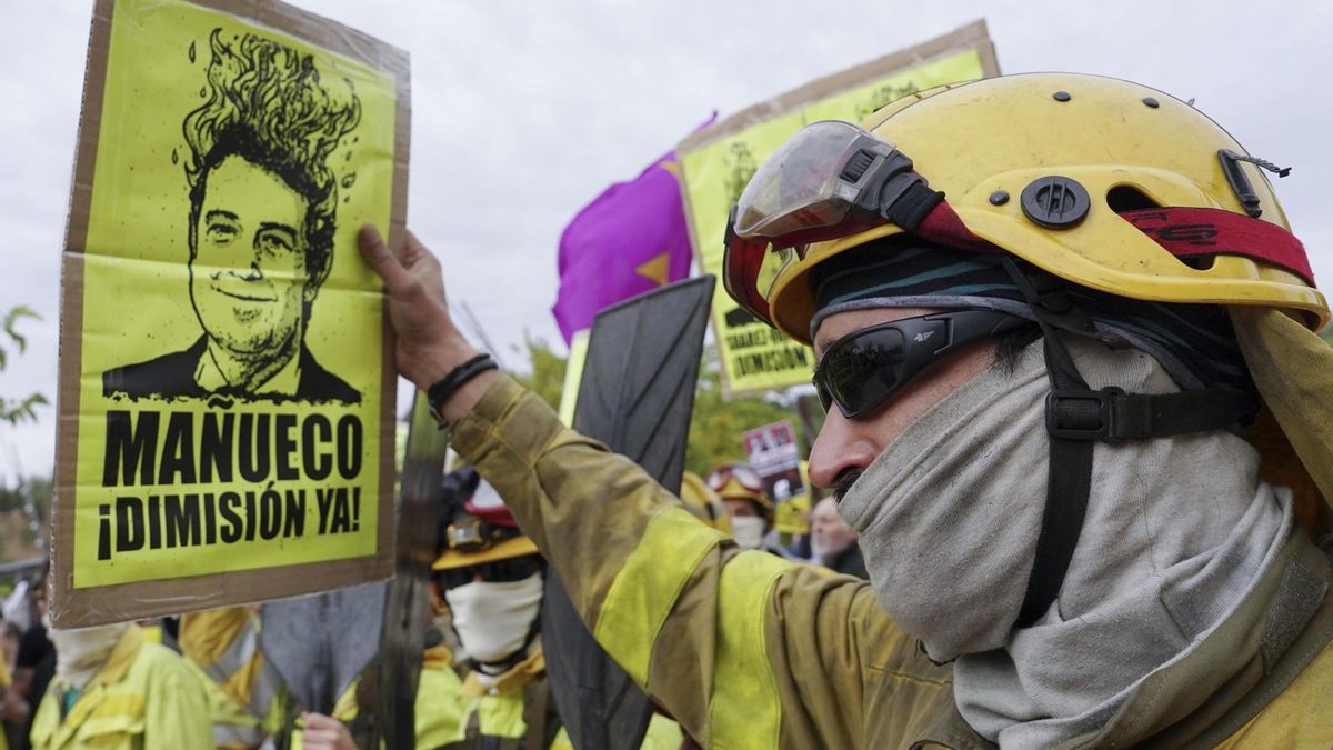 Bomberos forestales se concentran ante las Cortes de Castilla y León para protestar por la gestión