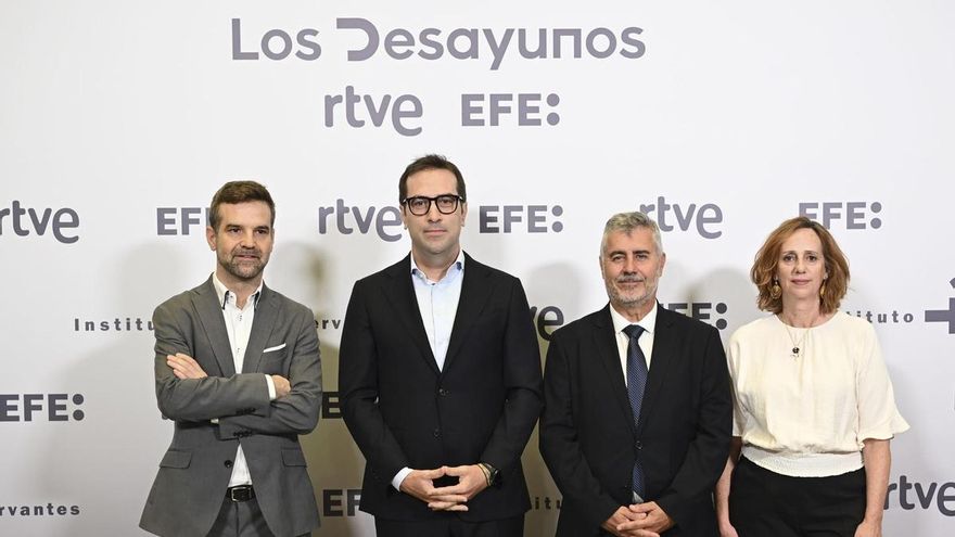 El vicepresidente primero y ministro de Economía, Comercio y Empresa, Carlos Cuerpo, posa este lunes junto al presidente de la Agencia EFE, Miguel Ángel Oliver; la secretaria general del Instituto Cervantes, Carmen Noguero, y el director de Informativos de RTVE, Jon Ariztimuño, a su llegada a los 'Los desayunos'.