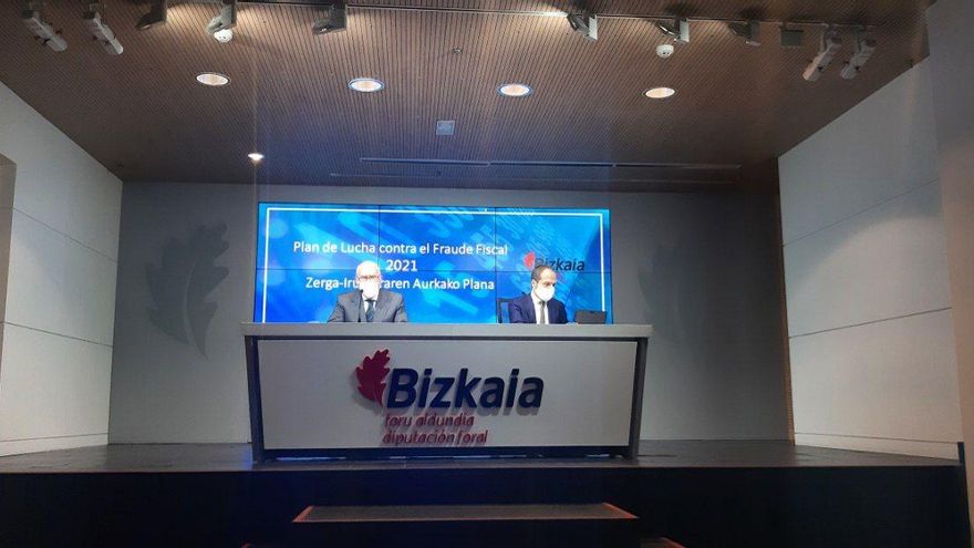 El diputado foral de Hacienda y Finanzas, José María Iruarrizaga, y el director general de Hacienda, Iñaki Alonso este martes en Bilbao