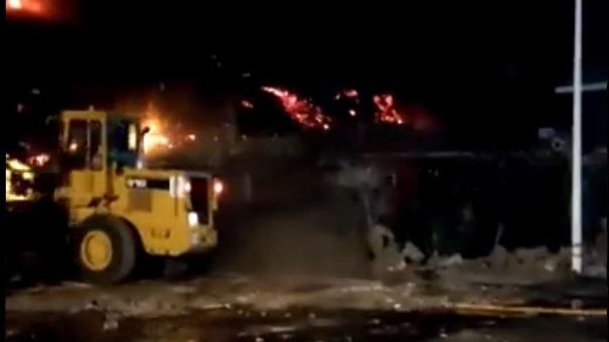 Los bomberos tratan de hacer un cauce para que lava camine por él: "Que no sea por no intentarlo"
