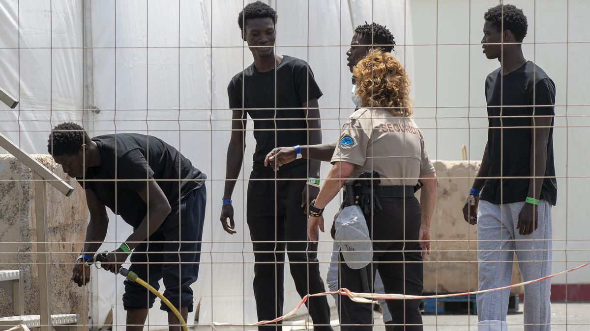 Algunos de los polizones localizados en el armador que llegó a Lanzarote el viernes