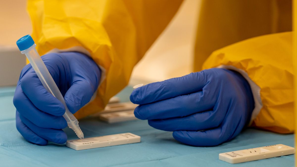 Archivo - Una sanitaria atiende a una mujer durante las pruebas de cribado de covid-19 con test de antígenos en el pabellón deportivo de 'El Paraguas', foto de archivo