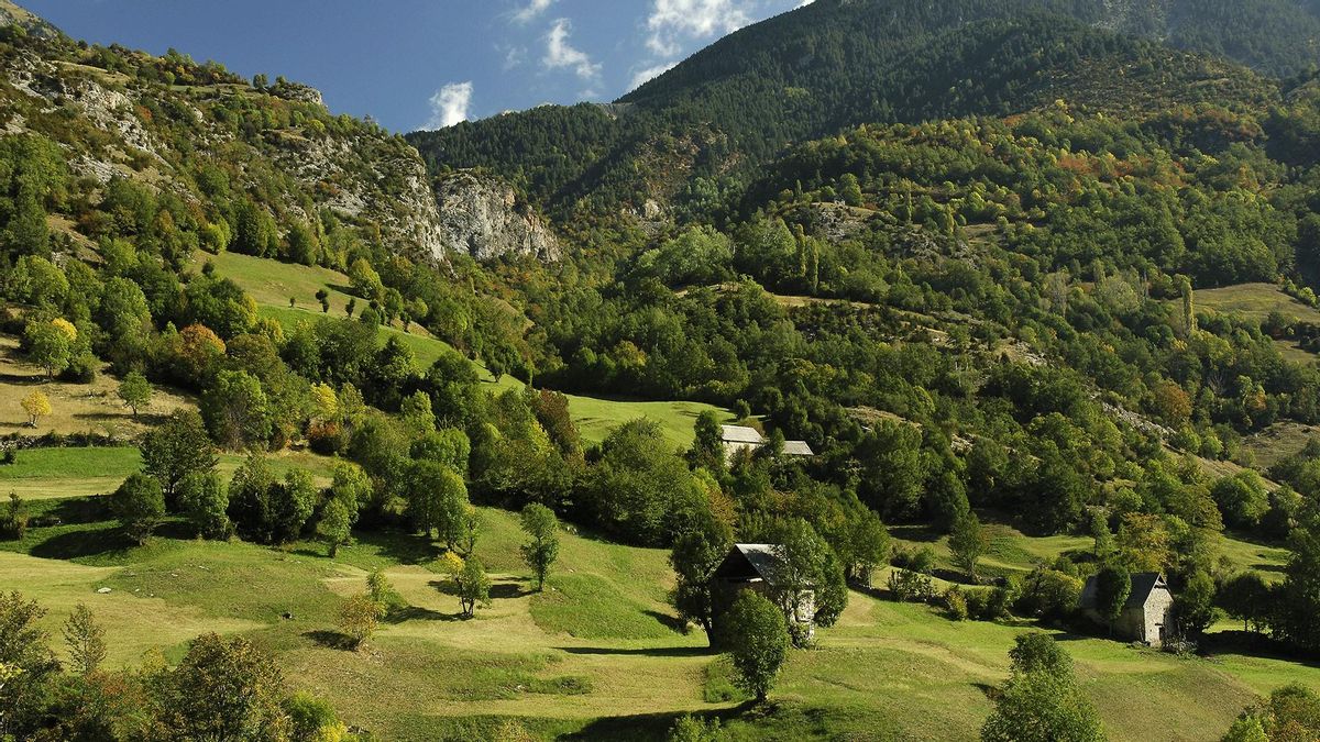 Dentro de este espacio natural se localizan algunos de los paisajes glaciares más conocidos del Pirineo.