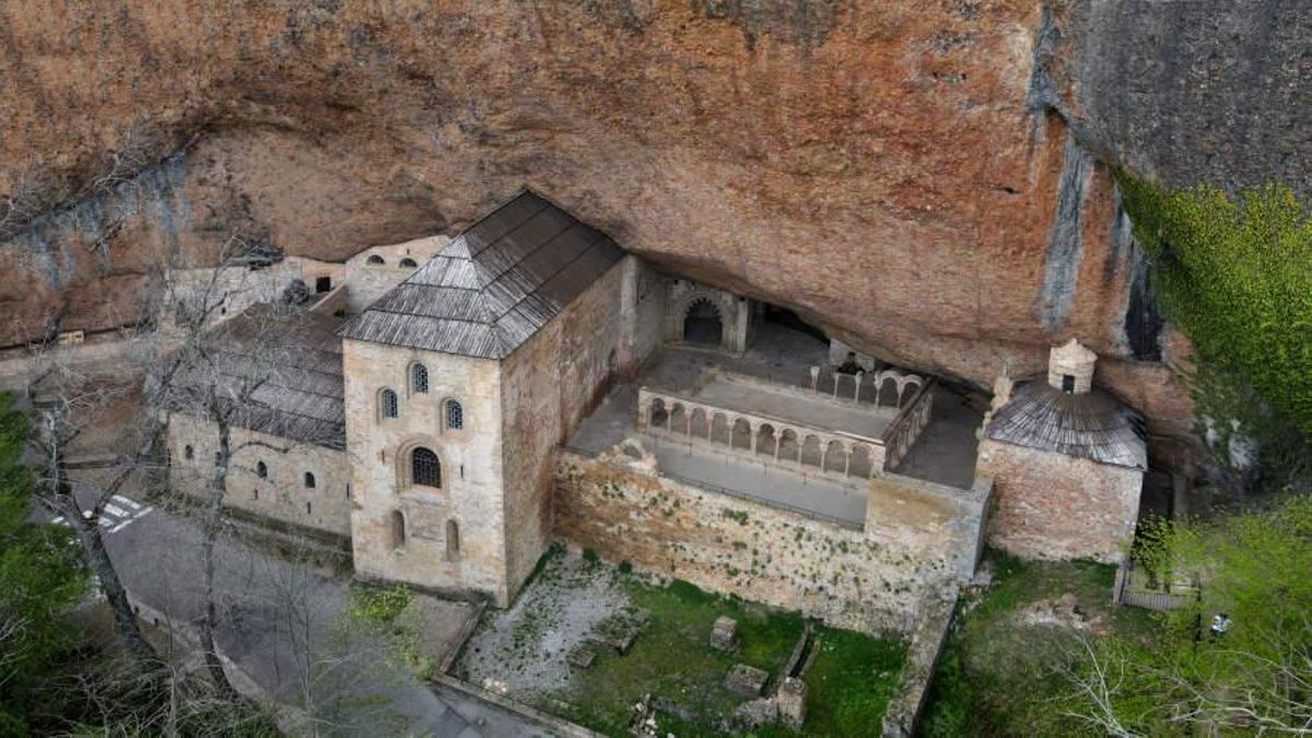 El Monasterio San Juan de la Peña, bajo la roca.
