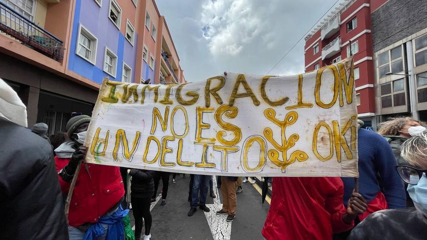 Cientos de migrantes claman en La Laguna por la libertad para seguir su viaje
