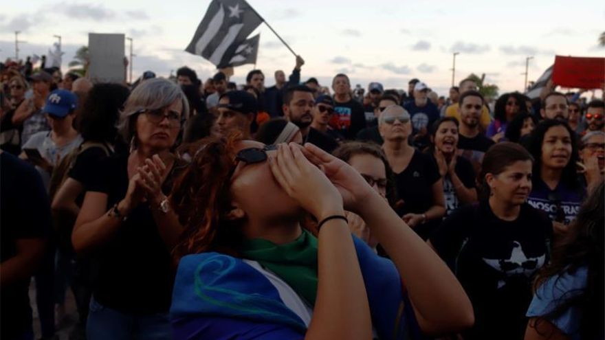 Cientos de manifestantes fueron registrados este lunes al protestar frente al Capitolio de Puerto Rico, para exigir la dimisión de la gobernadora de la isla, Wanda Vázquez, por su gestión ante la crisis que han dejado los terremotos y por la mala distribución de los suministros para los damnificados.