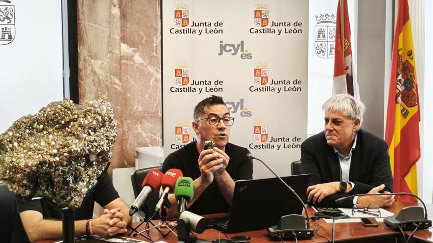 Sabero reúne a más de 30 expositores en una feria de minerales con demostraciones para fabricar hierro