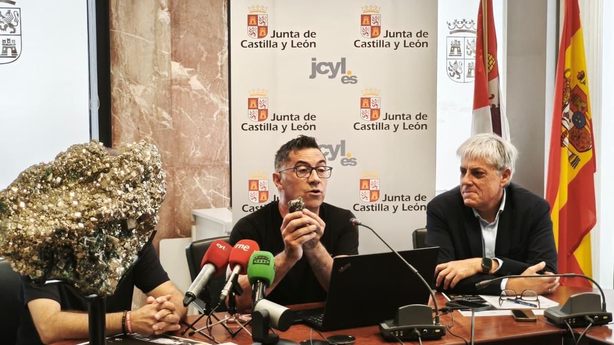 Sabero reúne a más de 30 expositores en una feria de minerales con demostraciones para fabricar hierro