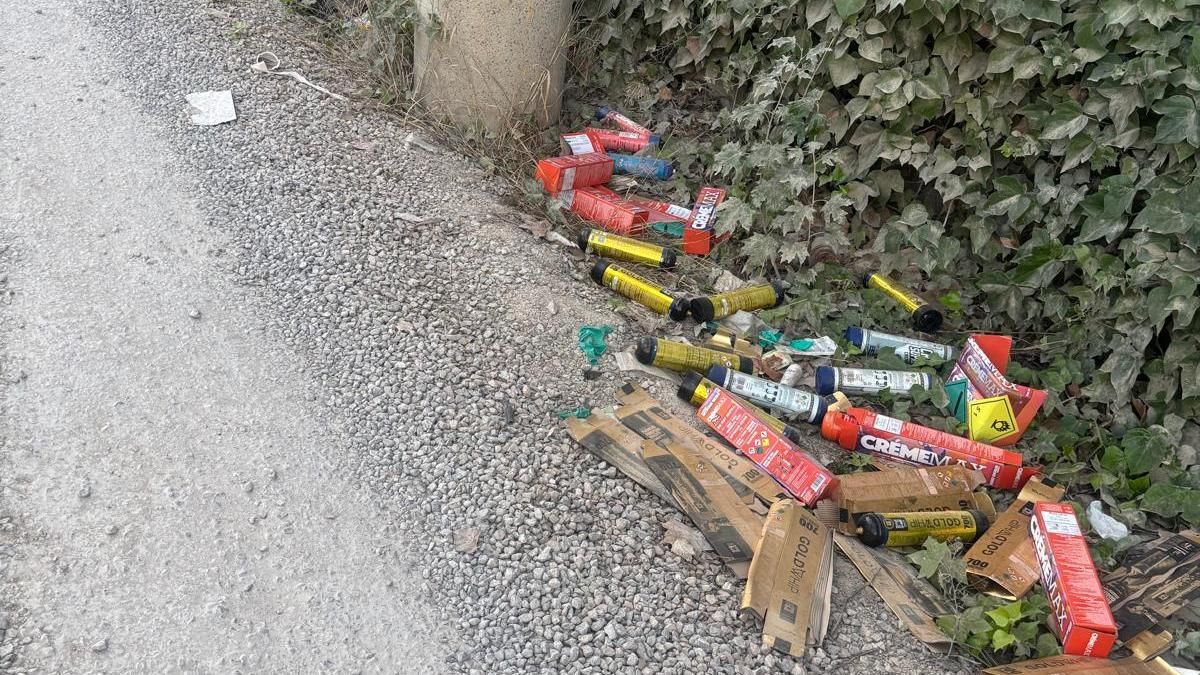 Un camí rural de Sant Antoni que va fins a un aparcament públic, ple de recàrregues per consumir gas del riure