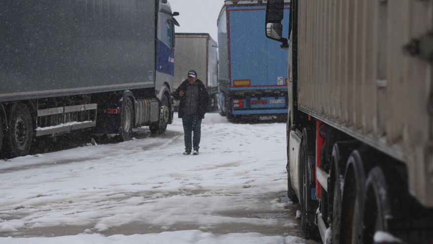 "Secuestros del miedo": Los transportistas leoneses critican los embolsamientos de cientos de camiones por la nieve