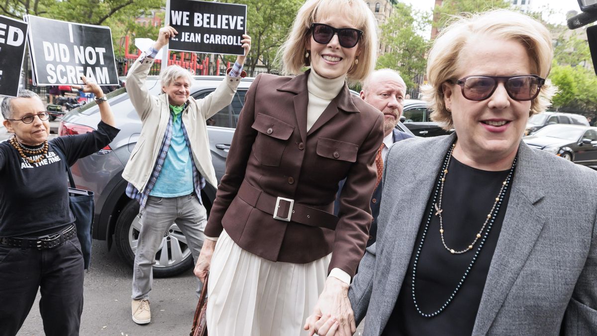 E. Jean Carroll llega a un tribunal federal al comienzo de las deliberaciones en la demanda civil por agresión sexual y difamación contra Trump. EFE/EPA/JUSTIN LANE