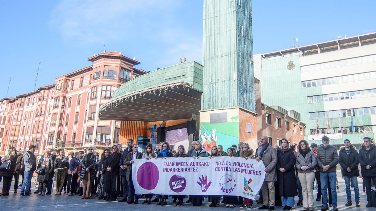 Cientos de personas denuncian en Barakaldo el asesinato machista de una mujer: "No miraremos impasibles"